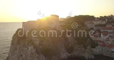 4K-日落时克罗地亚杜布罗夫尼克海岸线上的城堡